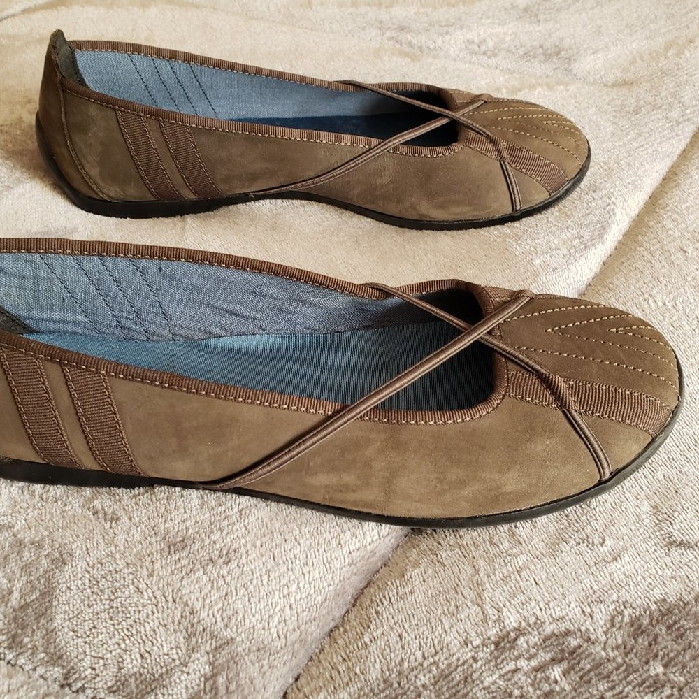 CLARKS WOMEN'S Size 7.5 BROWN 88653 BROWN SUEDE SLIP ON BALLET FLATS SHOES